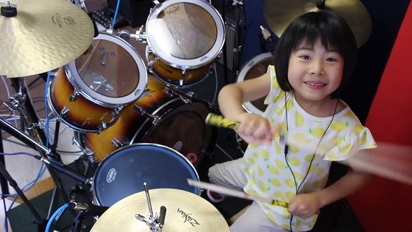 Una niña baterista de 8 años cautiva internet con covers de Led Zeppelin